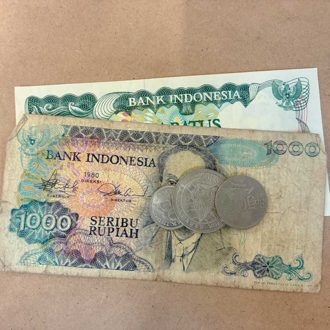 ブランド時計と外国紙幣のお買取をさせていただきました！