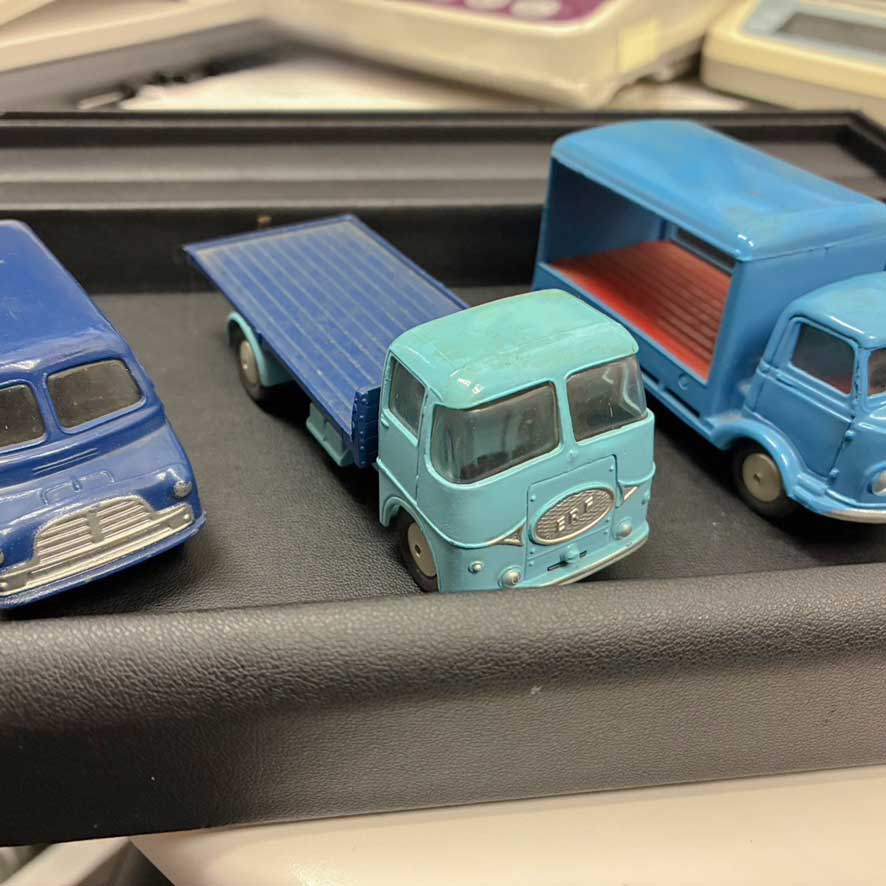 スカーフや車の玩具などのお買取をさせていただきました！